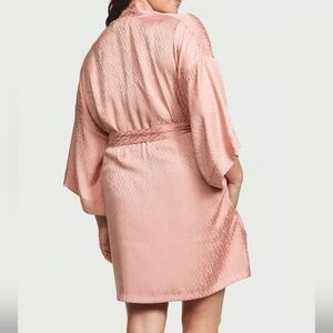 New iconic limited edition tour 23 Victoria's Secret satin logo robe